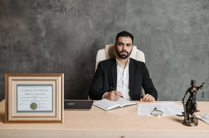 The Roles of a Commercial Lawyer: A Guide